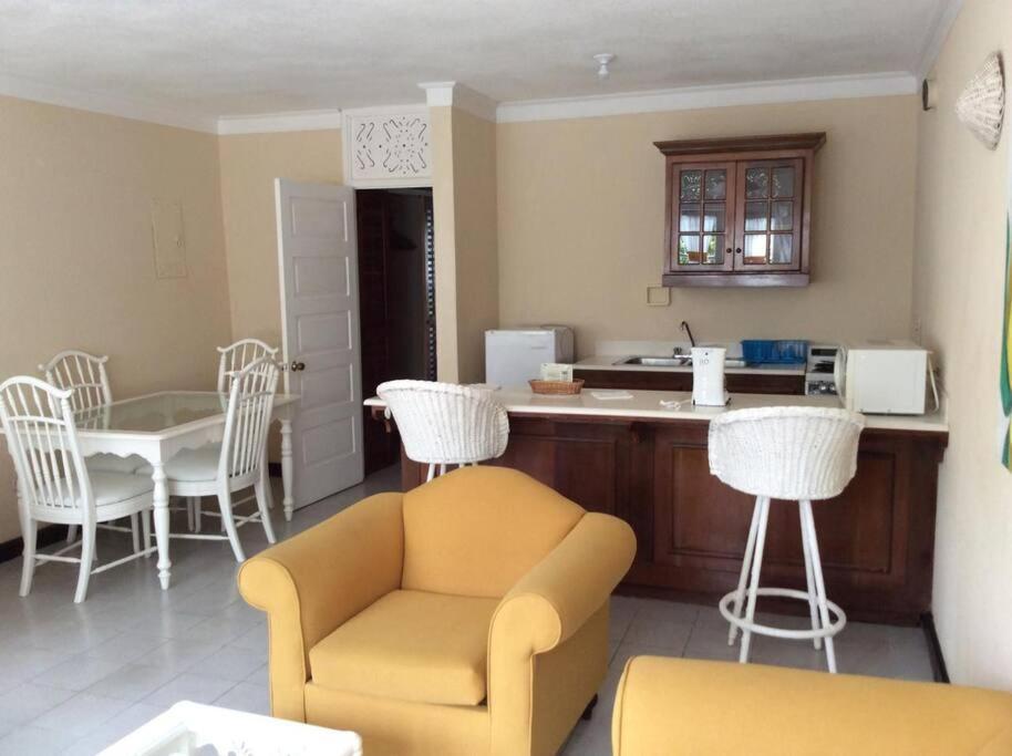 Lush Tropical Apartment Located In A 4-Star Resort Runaway Bay Exteriör bild