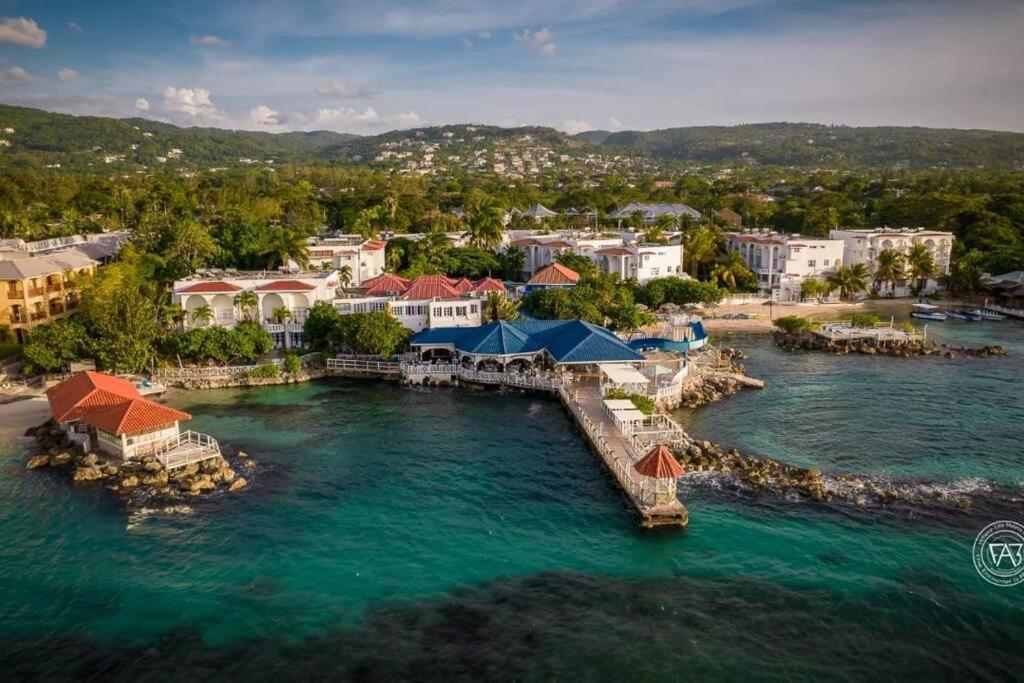 Lush Tropical Apartment Located In A 4-Star Resort Runaway Bay Exteriör bild